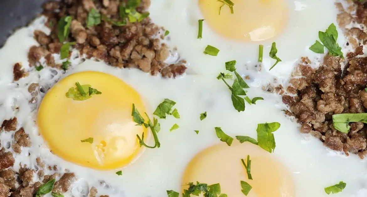 طاسة اللحمة المفرومة بالبيض العيون